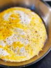Куряче яйце на сковороді — стокове фото