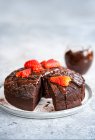 Primo piano colpo di deliziosa torta al cioccolato magro — Foto stock