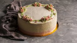 Tarta blanca con rosas crema de mantequilla - foto de stock