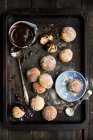 Mini agujeros de rosquilla vegana con salsa de chocolate vegano - foto de stock