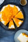 Sliced mango Cheesecake top view — Foto stock