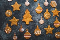 Abetos de gengibre, bugigangas e estrelas, biscoitos de Natal — Fotografia de Stock