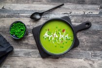 Гороховий суп з весняною цибулею та чилі — стокове фото