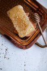 Gros plan de délicieux nid d'abeille sur un plateau en cuivre — Photo de stock