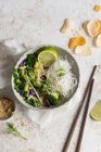 Buddha comfort bowl of vegan Thai green stir fry with rice noodles - foto de stock