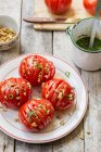 Ensalada egipcia de tomates con nueces y aderezo baladí - foto de stock