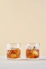 Два виски со льдом — стоковое фото