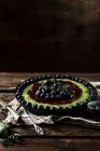 Spinach tart with raspberry jam, blueberries and mint - foto de stock
