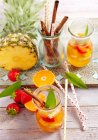 Punch de rum de abacaxi de verão com morangos, tangerinas e canela — Fotografia de Stock