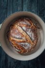 Свіжий запечений хліб у мисці з запіканкою — стокове фото