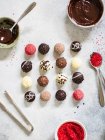 Primo piano di deliziosi tartufi al cioccolato assortiti — Foto stock