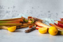 Bâtonnets de gingembre frais et de cannelle sur un fond en bois. — Photo de stock
