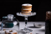 Biscuits Linzer placés sur le mini stand de gâteau — Photo de stock