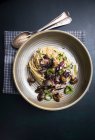 Espaguete com radicchio frito, cogumelos e pimentas — Fotografia de Stock