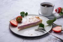 Tarte aux fraises végétalienne à la gelée de fraises et au yaourt de soja — Photo de stock