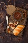 Schokolade-Karamell-Sauce mit Brioche-Rolle — Stockfoto