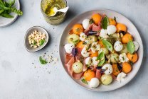 Melone mit Schinken, Mozzarella und Pesto-Salat — Stockfoto
