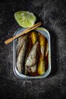 Sardines dans une boîte avec une fourchette en bois et de la chaux — Photo de stock