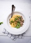 Спагетти с веганским мясом (из текстурированной сои) и огуречным салатом — стоковое фото