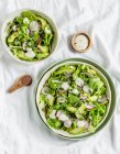 Tiro de close-up de salada verde em branco — Fotografia de Stock