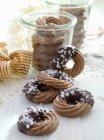 Primo piano di deliziosi anelli di cioccolato con pimento — Foto stock