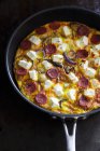 Фриттата с сыром фета, чоризо, красным луком и картошкой — стоковое фото