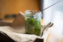 Pesto Verde mit Petersilie, Minze und Walnüssen im Glas — Stockfoto