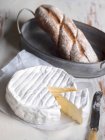 Nahaufnahme von köstlichem Camembert mit Brot — Stockfoto