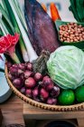 Légumes frais dans un marché — Photo de stock