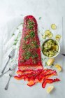 Гравлакс, маринованное филе лосося со свежим укропом и маринованным огуречным салатом — стоковое фото