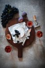 Натюрморт с сыром, вином и фруктами — стоковое фото
