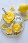 Крупный план вкусного лимонного крема с конфеткой — стоковое фото