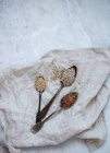 Семена кунжута, подсолнуха, льна на мраморном фоне — стоковое фото