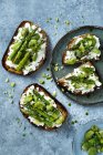 Toast con feta, fave e asparagi — Foto stock