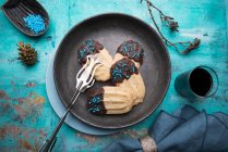 Biscoitos de biscoito Vegan com chocolate escuro e polvilhas — Fotografia de Stock
