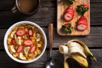 Nahaufnahme von Cornflakes mit Erdbeeren und Bananen — Stockfoto