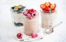 Overnight oats with fresh fruits — Stock Photo
