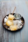 Nahaufnahme von köstlichen Eis-Lollies auf Crushed Ice — Stockfoto