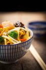 Nouilles asiatiques aux légumes et crevettes, gros plan — Photo de stock