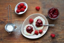 Rice cakes with fresh raspberries and jam — Stock Photo