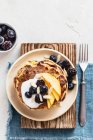 Pfannkuchen mit Nektarinen und Beeren — Stockfoto