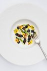 Черно-белый фарфалл со спаржей, сушеными помидорами и желтым сырным соусом — стоковое фото