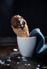 Chocolate vegano y helado de coco en un cono - foto de stock