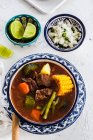 Mole De Olla, sopa mexicana hecha de peras espinosas, chambarete de ternera y hombro de cerdo aguja - foto de stock