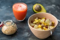 Салат Помело з авокадо і фініками зі склянкою кров'яного апельсинового соку — стокове фото
