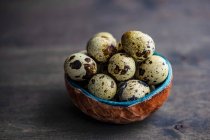 Quail eggs in small ceramic bowl — Stock Photo