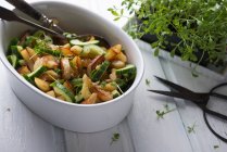 Salade de pommes de terre frites chaudes et concombre avec cresson frais et noix — Photo de stock