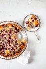 Вишневый пудинг с цельными ягодами — стоковое фото