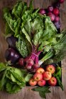 Frisches Gemüse in einer Holzkiste — Stockfoto