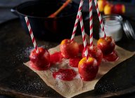 Primo piano di deliziose mele caramella su carta da forno — Foto stock
